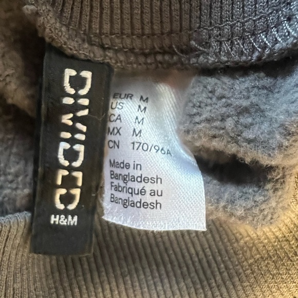 H&M Divided Cropped Sweatshirt Size M - Picture 2 of 4
